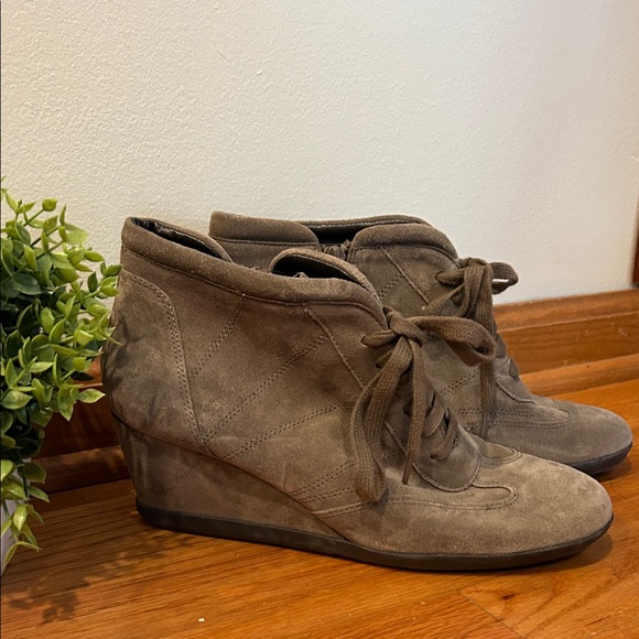 NWOT Leather/Suede Aerosoles Heelrest Taupe Wedge Ankle Boots w/ Zipper 8.5 - Picture 1 of 4